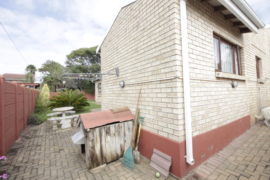 4 Bedroom Property for Sale in Wavecrest Eastern Cape